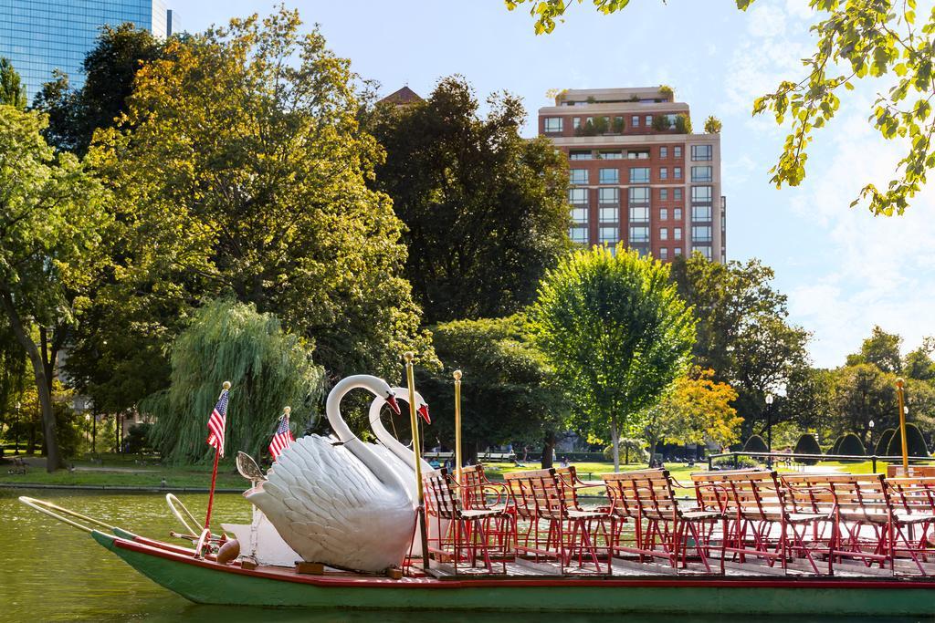 Отель The Newbury Бостон Экстерьер фото Swan boats at the Public Garden